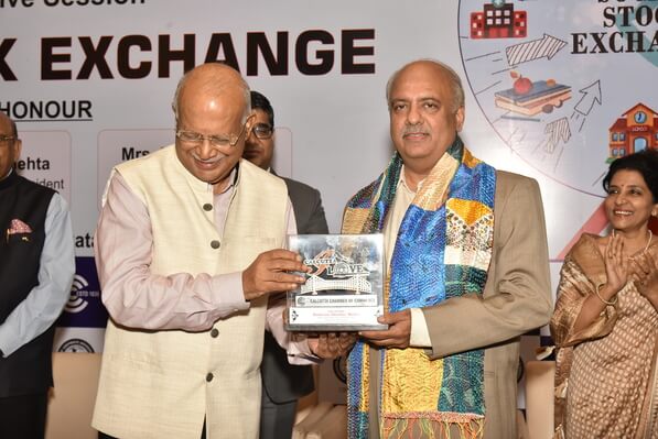 Mr. M.K. Saharia, Past President,CCC felicitating Rtn. Shekhar Mehta, International President – 2021-22 with a memento.